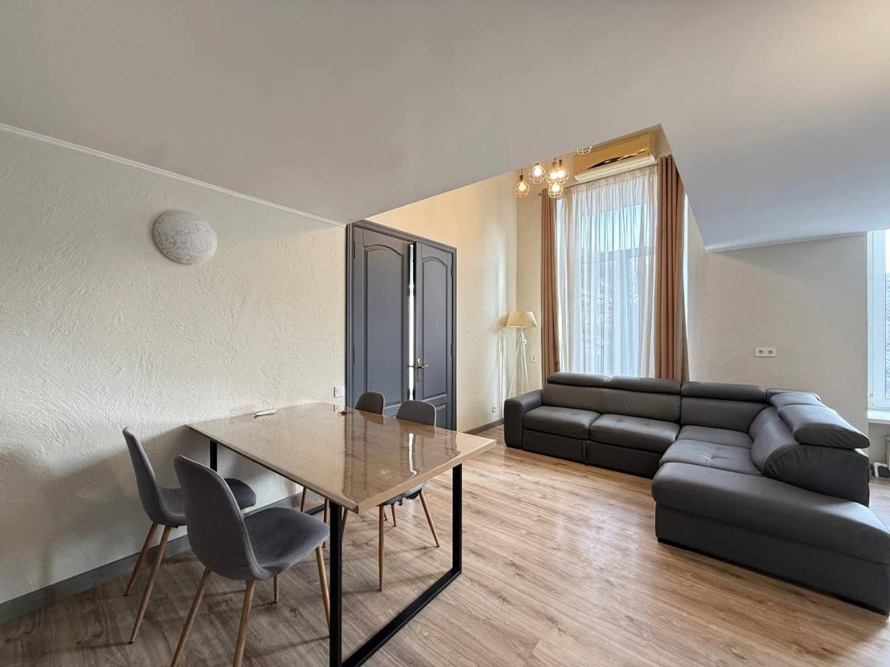 18 Deribasivska Street Jacuzzi Apartment Odesa Exterior photo